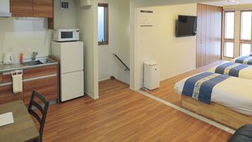 1 bedroom, desk, free WiFi, bed sheets