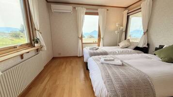 4 bedrooms, desk, free WiFi, bed sheets