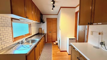 Refrigerador, microondas, parrilla de estufa y utensilios de cocina