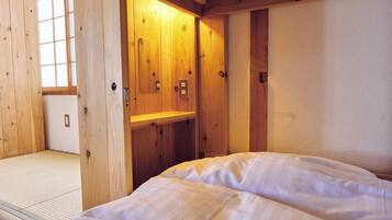 4 bedrooms, desk, iron/ironing board, free WiFi