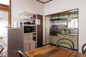 Réfrigérateur, four à micro-ondes, surface de cuisson