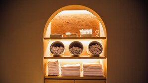 A shelf with towels and toiletries in a hotel room. - SABLIER by R HOTEL (Osaka)