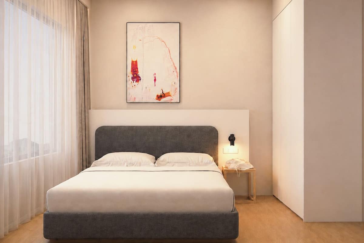 Ein modernes Schlafzimmer mit einem Bett, einem Nachttisch, einem Wandbild und einem Fenster mit durchsichtigen Vorhängen.