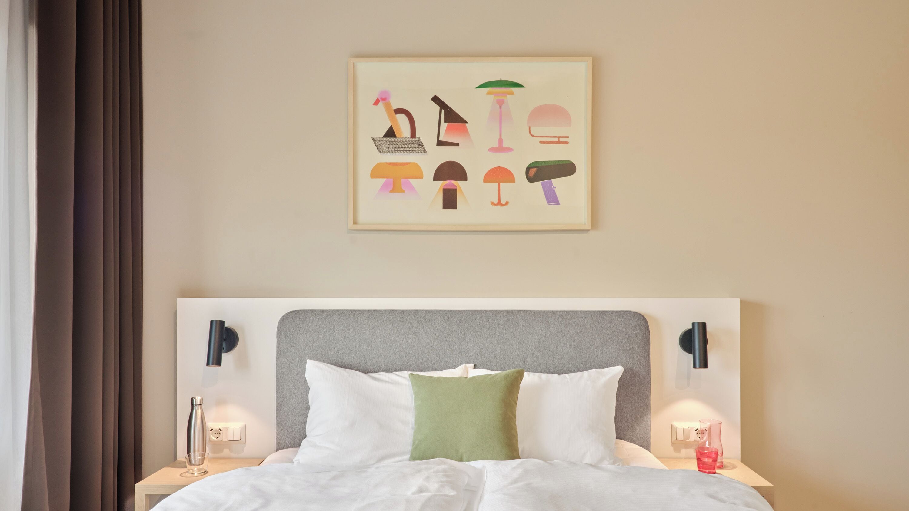 Habitación de hotel con una cama, dos mesitas de noche, una obra de arte en la pared y una ventana con cortinas.