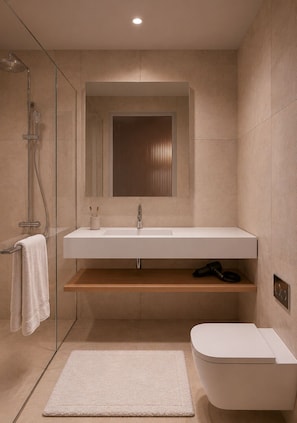 Regadera, amenidades de baño gratuitas, secadora de cabello, toallas