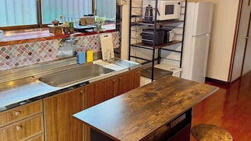 Fridge, microwave, stovetop, cookware/dishes/utensils