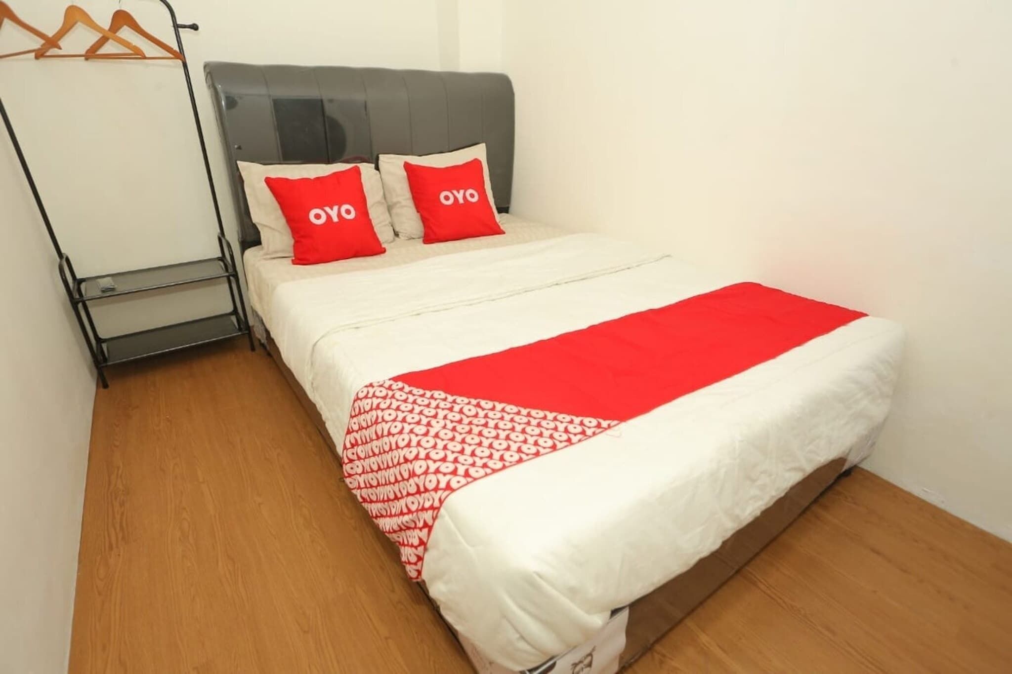 Desk, WiFi (free), bed sheets