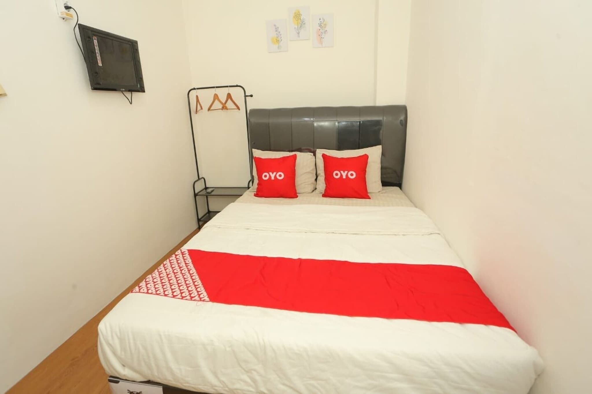 Escritorio, wifi gratis y ropa de cama 