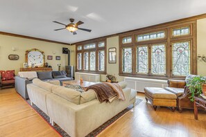 Interior - Historic 1930s Retreat! Walk to Wicker Park (Chicago)