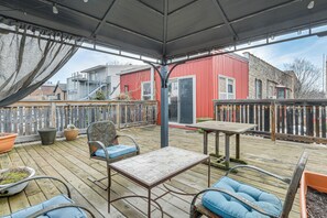 Outdoor dining - Historic 1930s Retreat! Walk to Wicker Park (Chicago)