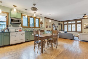 Coffee/tea maker, fridge, microwave, stovetop - Historic 1930s Retreat! Walk to Wicker Park (Chicago)