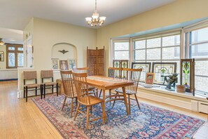 Dining - Historic 1930s Retreat! Walk to Wicker Park (Chicago)