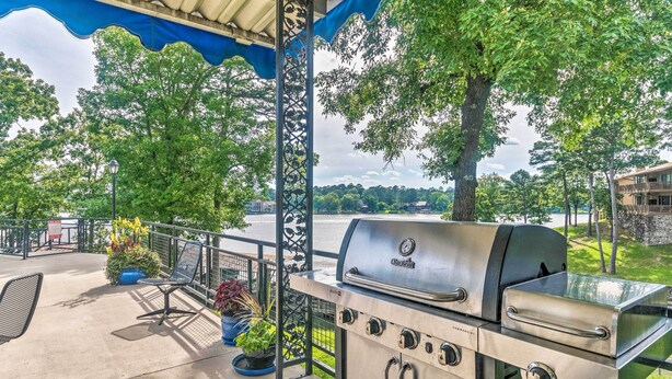 Une terrasse extérieure équipée d’un barbecue de qualité professionnelle, d’un espace salon et de plantes en pot.