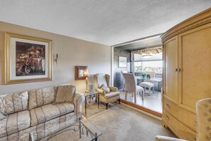 TV - Lake Hamilton Living: Condo w/ Views + Pool (Hot Springs)