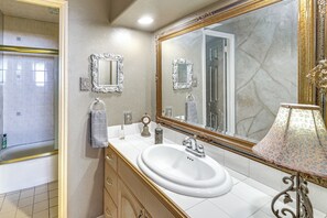 Towels - Lake Hamilton Living: Condo w/ Views + Pool (Hot Springs)