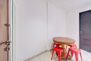 Dining - Luxury Deluxe DBL Retreat W/ Free WiFi and Parking (Jakarta)