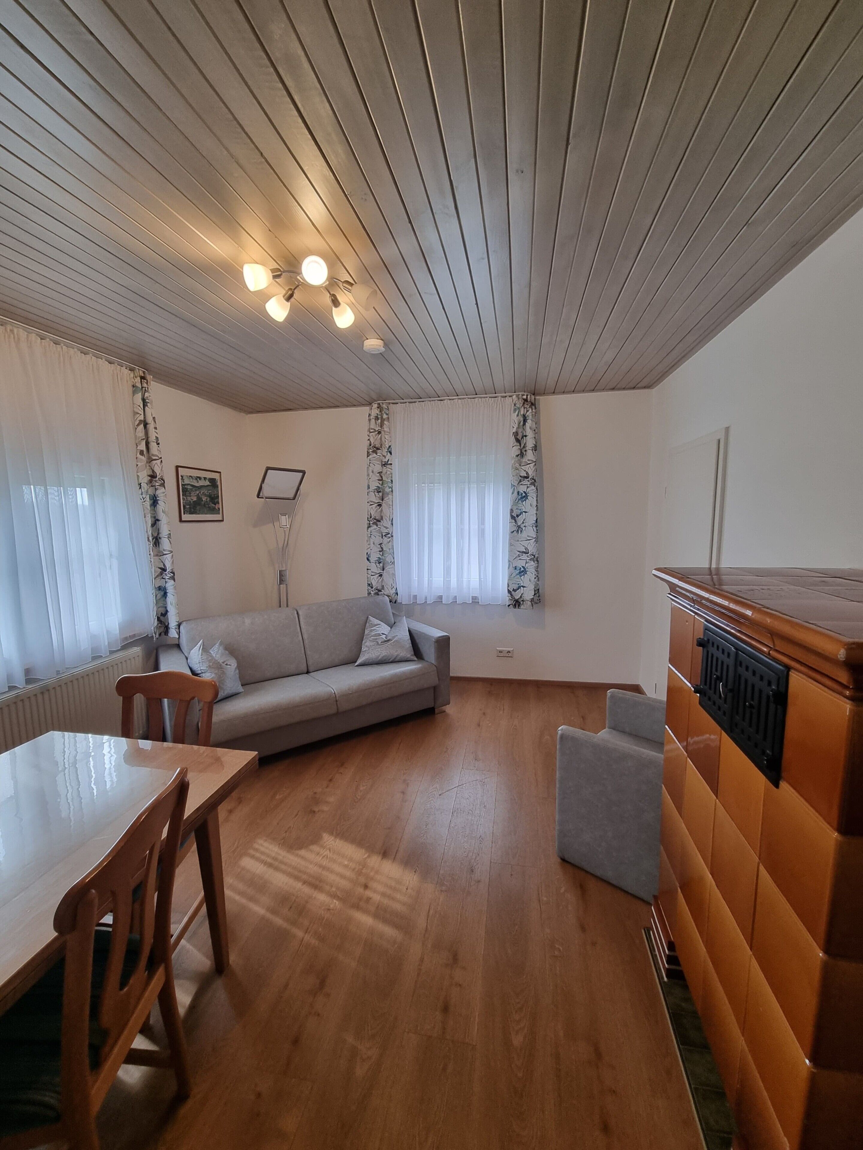 Fernseher, Kamin, Tischtennisplatte
