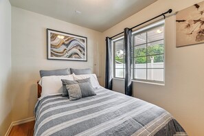 Room - Patio & Game Room! Cozy Studio Near Oregon Caves (Cave Junction)