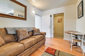 Living area - Patio & Game Room! Cozy Studio Near Oregon Caves (Cave Junction)