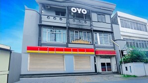 Een gebouw met een opvallend 'OYO'-bord, grote ramen en een moderne gevel.