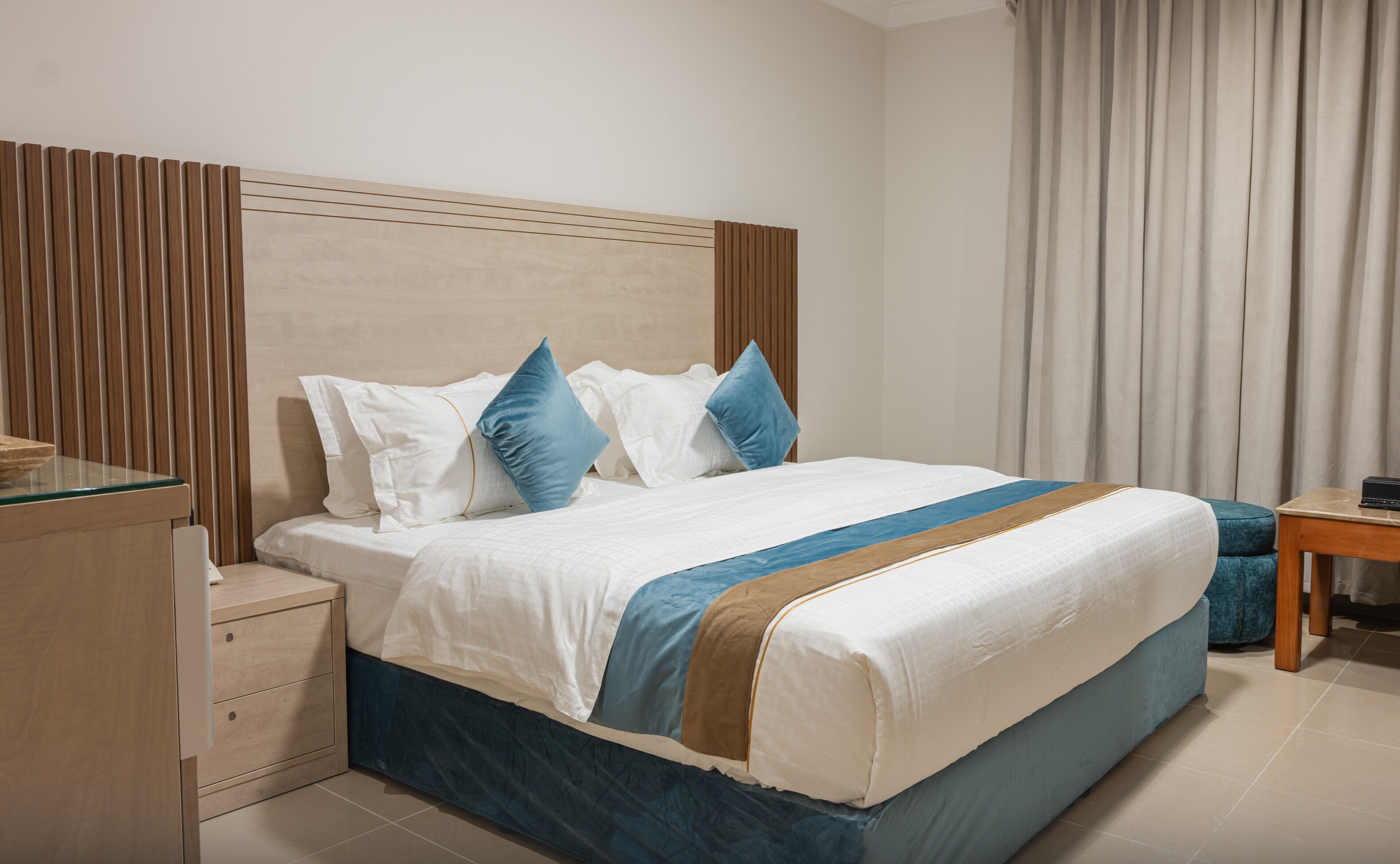 Deluxe Queen Room | Anti alerjik yatak takımı, güneşlik/perde, ses yalıtımı, ütü/ütü masası 