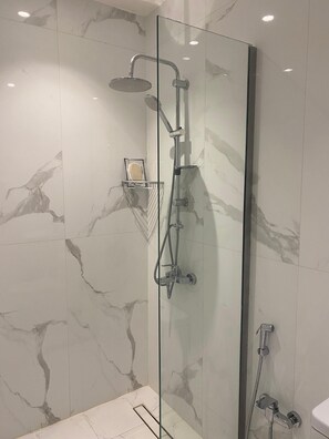 Suite familiar, 2 habitaciones, 2 baños | Ropa de cama hipoalergénica, cortinas opacas, sistema de insonorización