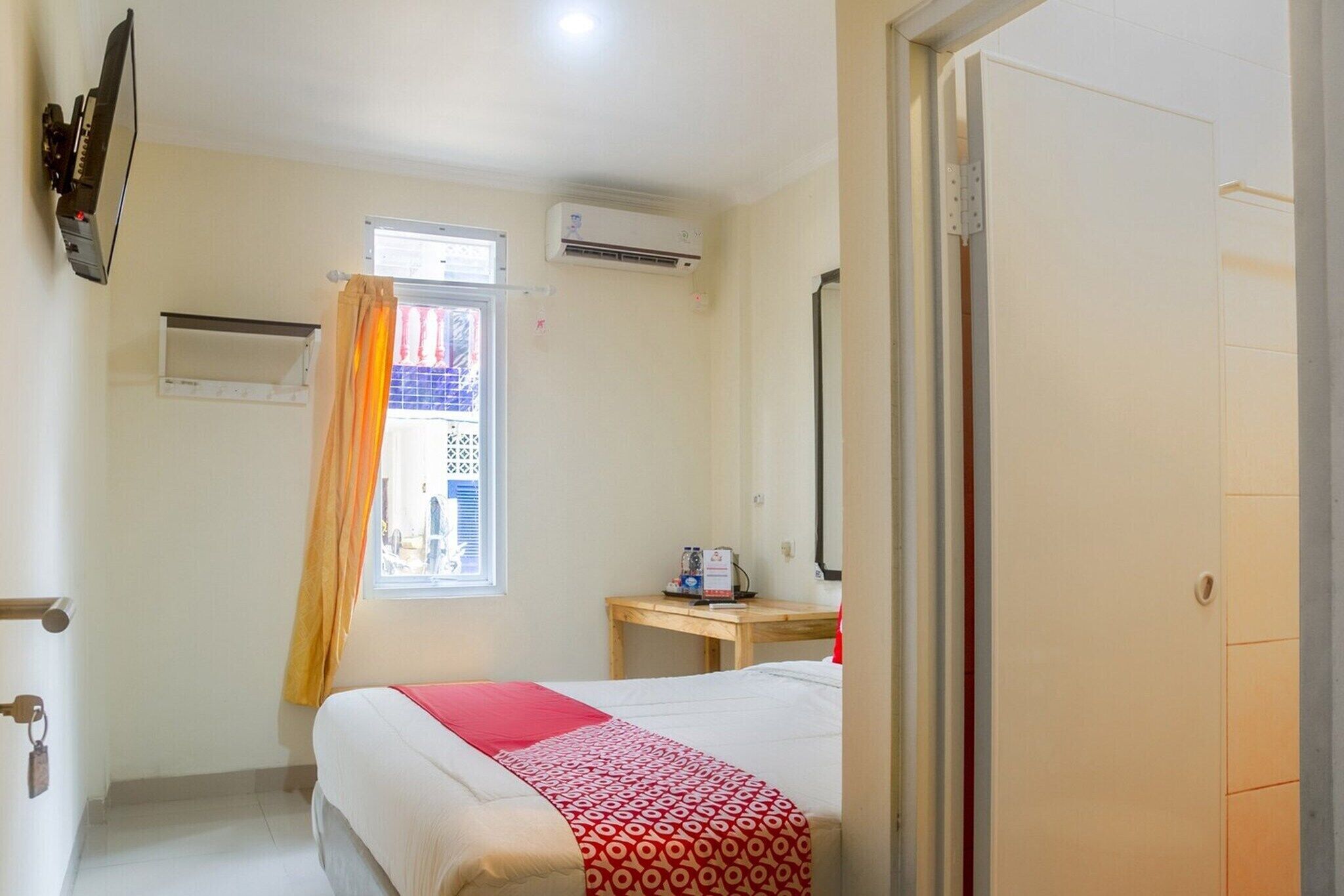 Desk, WiFi (free), bed sheets