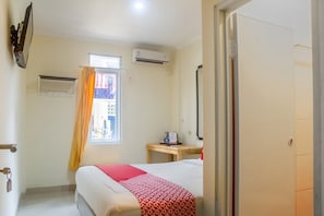 Room - Luxury Deluxe DBL Retreat W/ Free WiFi and Parking (Depok)