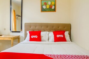 Room - Luxury Deluxe DBL Retreat W/ Free WiFi and Parking (Depok)