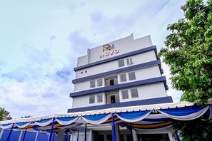 Um edifício com vários andares e uma placa com os dizeres 'RZ' e 'BYO' no topo.