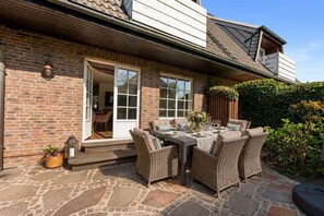 Outdoor dining - Stadum Hüs - Charming vacation home for four people with its own garden in (Westerland)