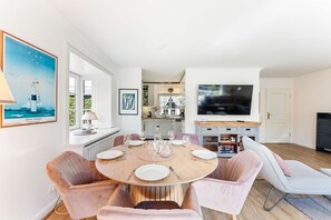 Dining - Stadum Hüs - Charming vacation home for four people with its own garden in (Westerland)