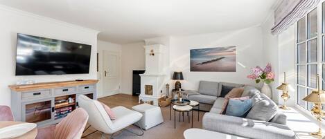 TV, fireplace, stereo