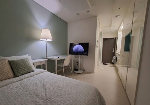 Gangnam - Serene Studio Apartment with AC in vibrant Seoul