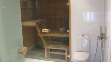 Superior Apartment, 4 Bedrooms, Sauna, Garden View | Bathroom