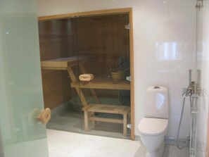 Apartamento superior, 4 habitaciones, sauna, vistas al jardín | Baño