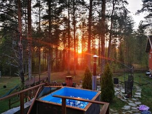 Outdoor spa tub