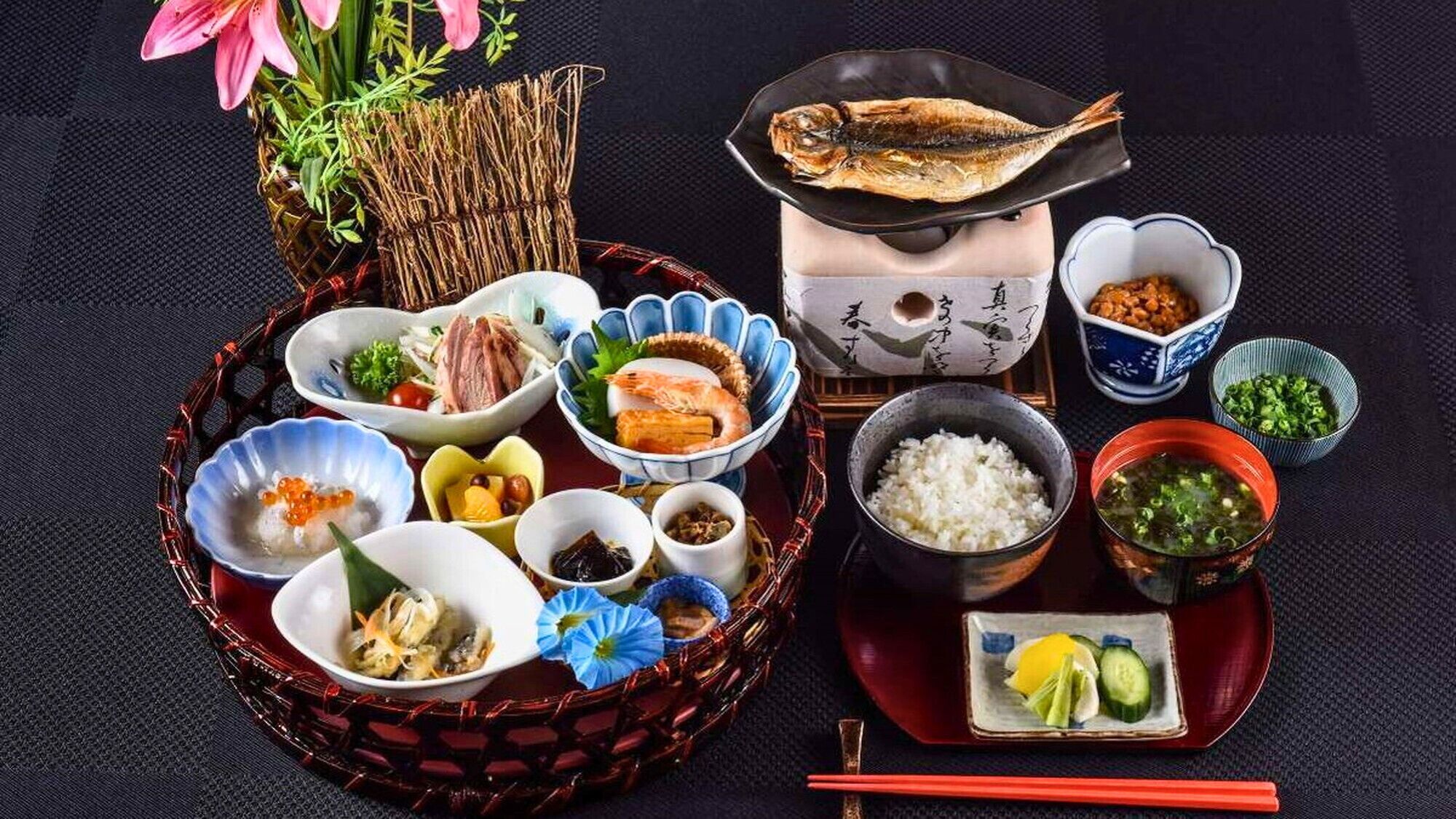 Una comida tradicional japonesa con diversos platos y utensilios.