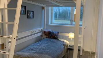 Familjelägenhet - 4 sovrum - uteplats - utsikt mot trädgården | Mörkläggningsgardiner och gratis wi-fi