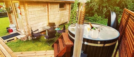 Family Apartment, 4 Bedrooms, Patio, Garden View | Outdoor spa tub