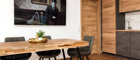 Condo Confort, 2 chambres, vue sur la montagne, cÎté jardin | Repas dans la chambre
