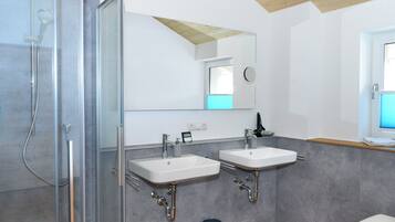 Deluxe Condo, 3 Bedrooms, Balcony, Mountain View | Bathroom | Shower, hair dryer, towels, soap