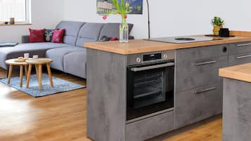 Comfort-Apartment, 2 Schlafzimmer, Balkon, Bergblick | Eigene Küche | Großer Kühlschrank, Ofen, Herdplatte, Geschirrspüler