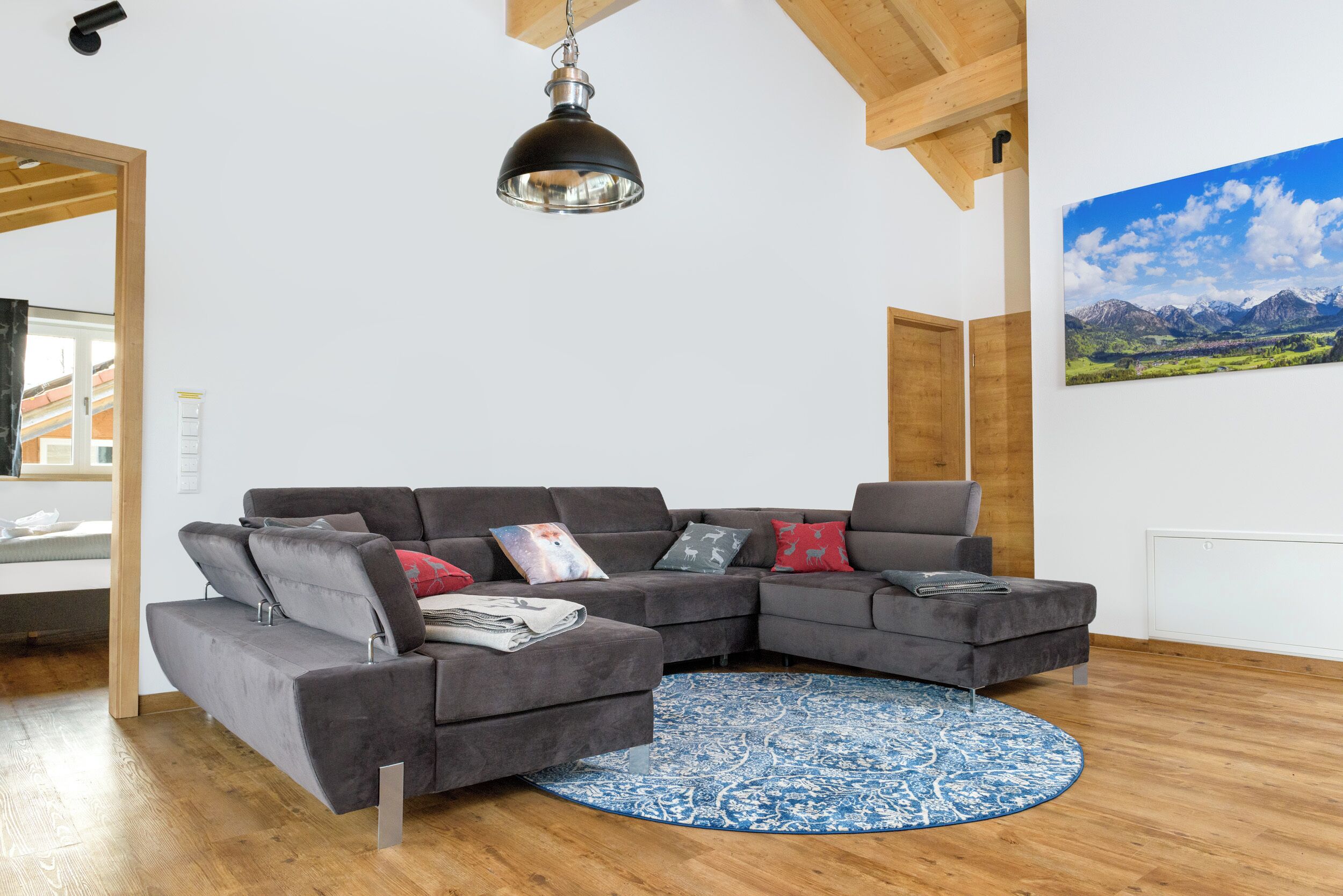 Deluxe-Apartment, 3 Schlafzimmer, Balkon, Bergblick | Wohnbereich | 65-Zoll-Smart-TV mit Digitalempfang, Netflix, Hulu