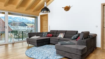 Deluxe-Apartment, 3 Schlafzimmer, Balkon, Bergblick | Wohnbereich | 65-Zoll-Smart-TV mit Digitalempfang, Netflix, Hulu