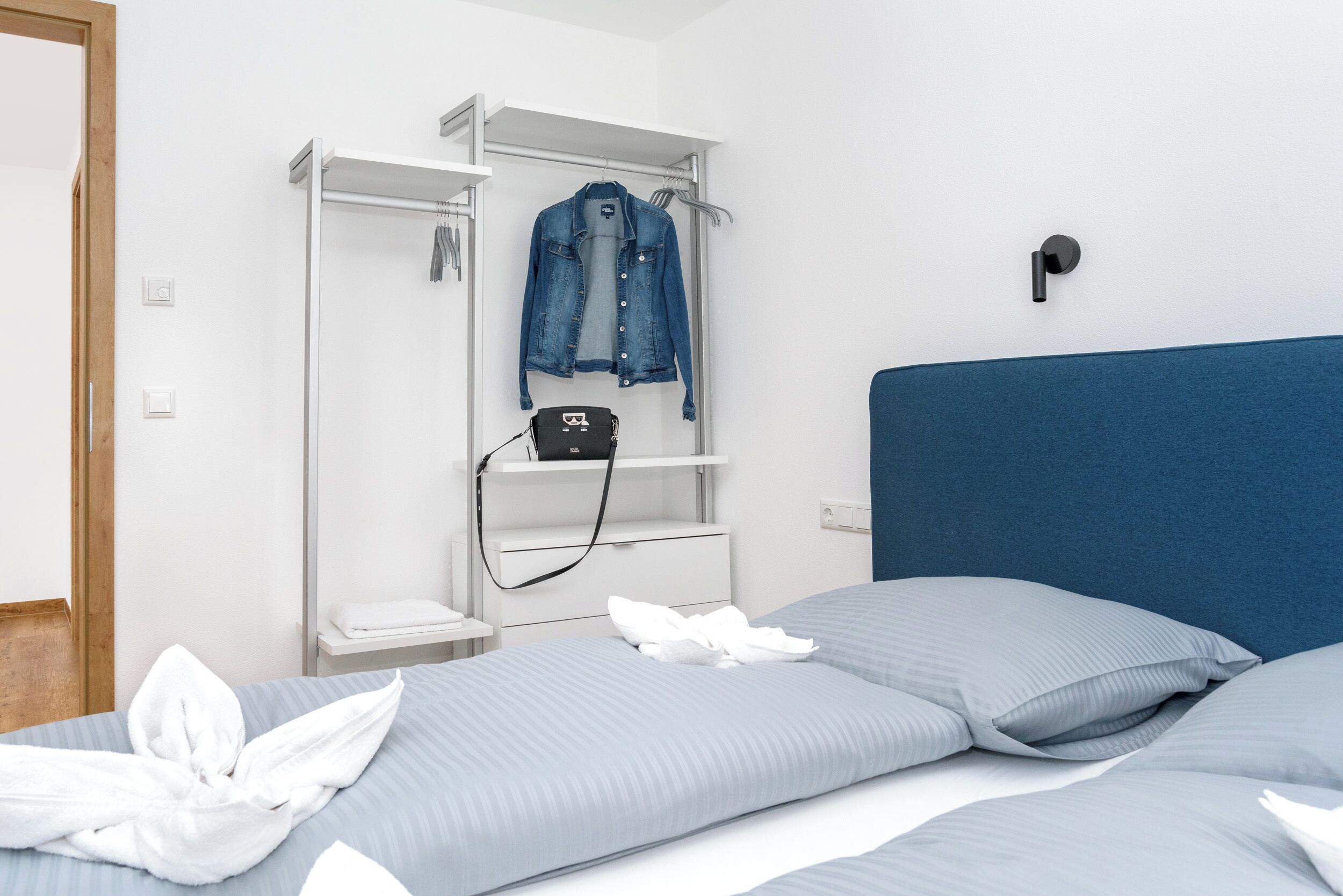 Comfort-Apartment, 2 Schlafzimmer, Bergblick, zum Garten hin | Bettwäsche aus ägyptischer Baumwolle, hochwertige Bettwaren