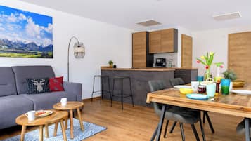 Comfort appartement, 2 slaapkamers, balkon, uitzicht op bergen | Woonruimte | Een 65-inch smart-tv met digitale zenders, Netflix en Hulu