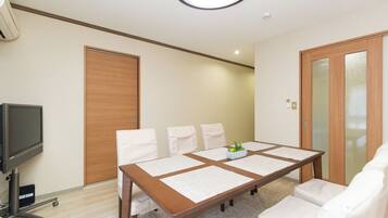 Comfort House, 2 Bedrooms | In-room dining