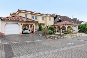 Exterior - Villa am Keltenberg, La Stella – Charming Room with Terrace, AC, and Wi-Fi (Glauburg)