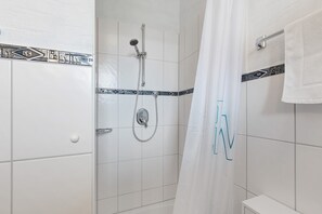 Shower, hair dryer, towels - Villa am Keltenberg, La Stella – Charming Room with Terrace, AC, and Wi-Fi (Glauburg)